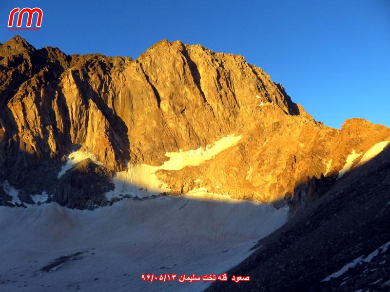قله تخت سلیمان - خورشید بر دیواره علم کوه