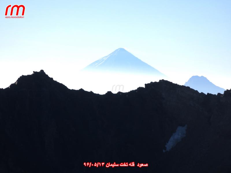 قله تخت سلیمان - قله دماوند درقاب سیاه سنگها